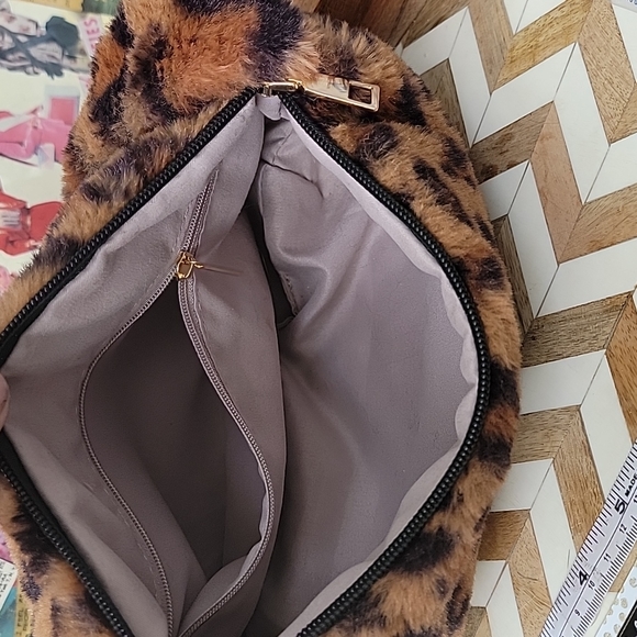 Urban Outfitters plush leopard purse - Picture 10 of 11